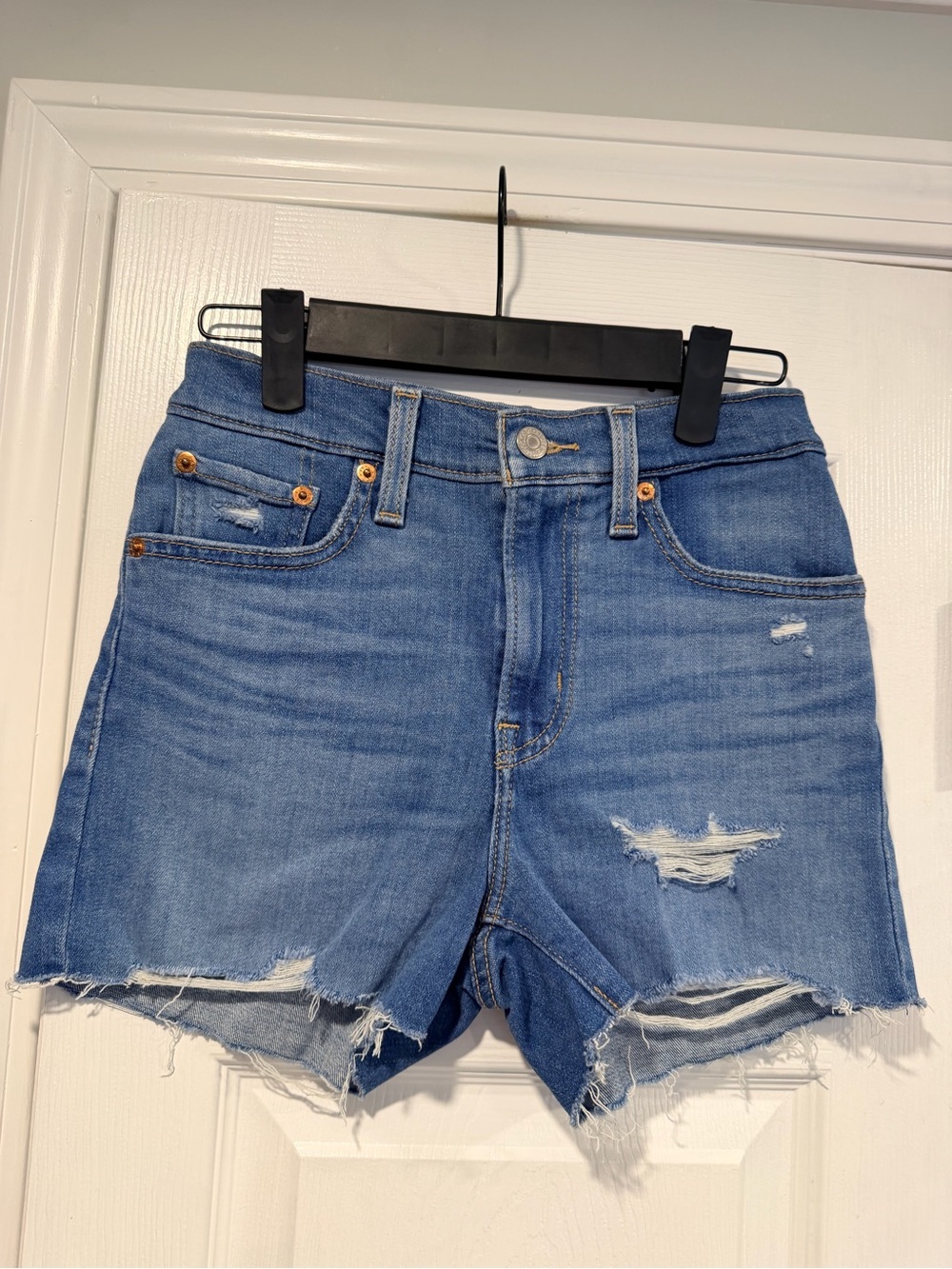 NWOT Levi’s Size 24 High Rise Denim Shorts Distressed Raw Hem Medium Wash